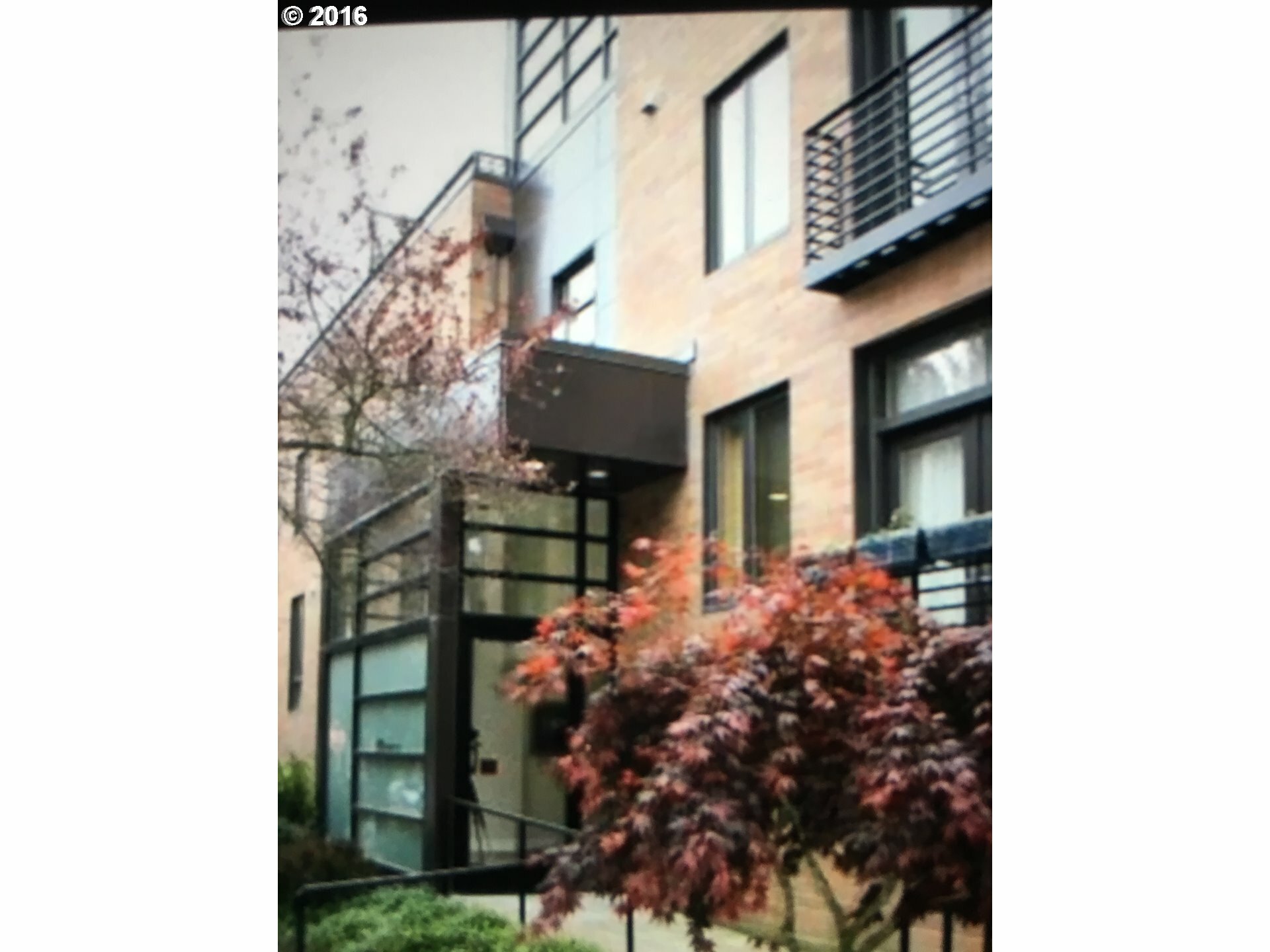 Property Photo:  2222 NW Hoyt St  OR 97210 