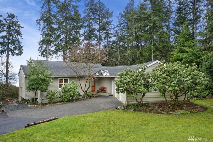 Property Photo:  10010 Edgecombe Place NE  WA 98110 