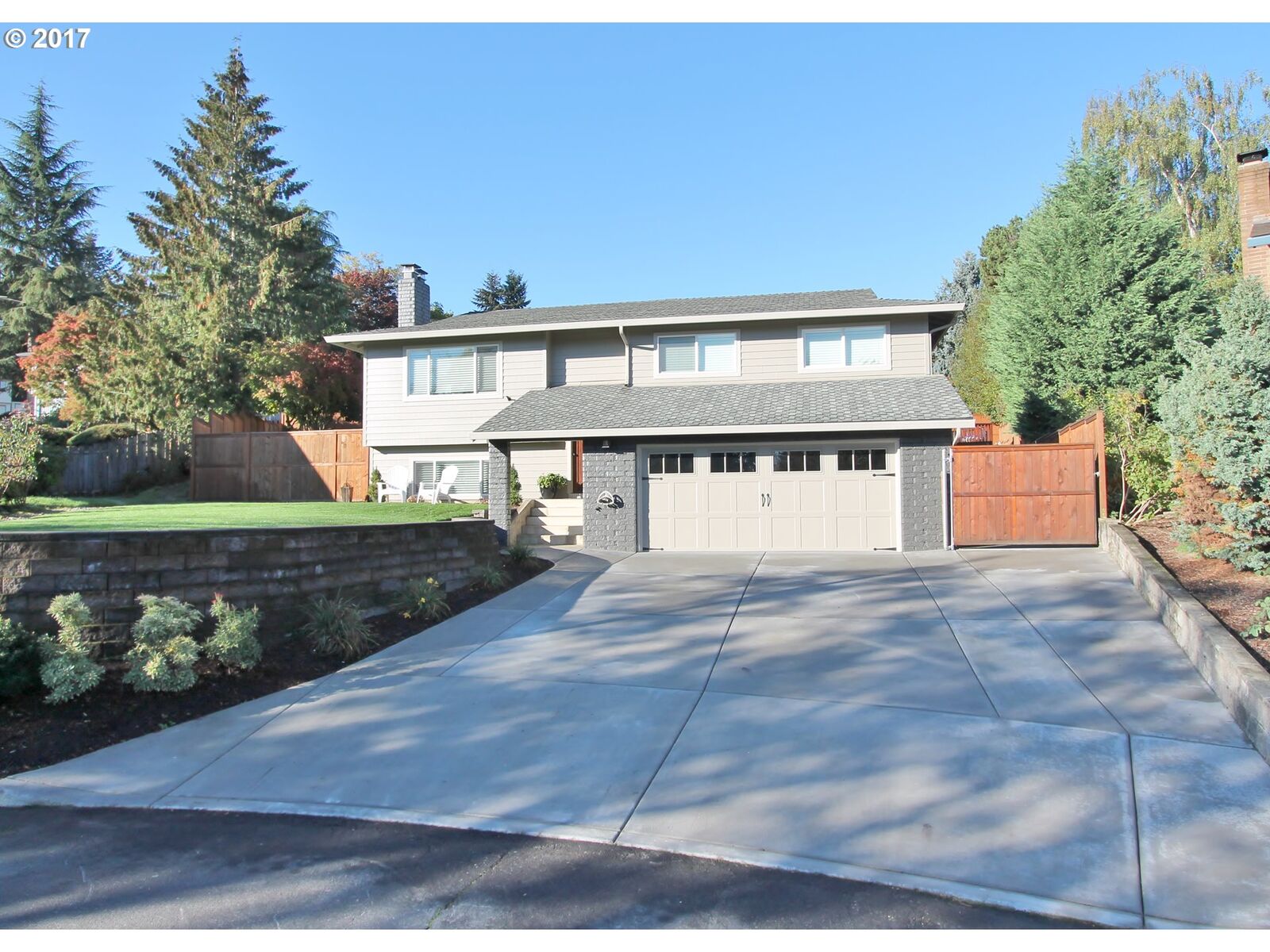 Property Photo:  6061 SE Alder Hill Loop  OR 97267 