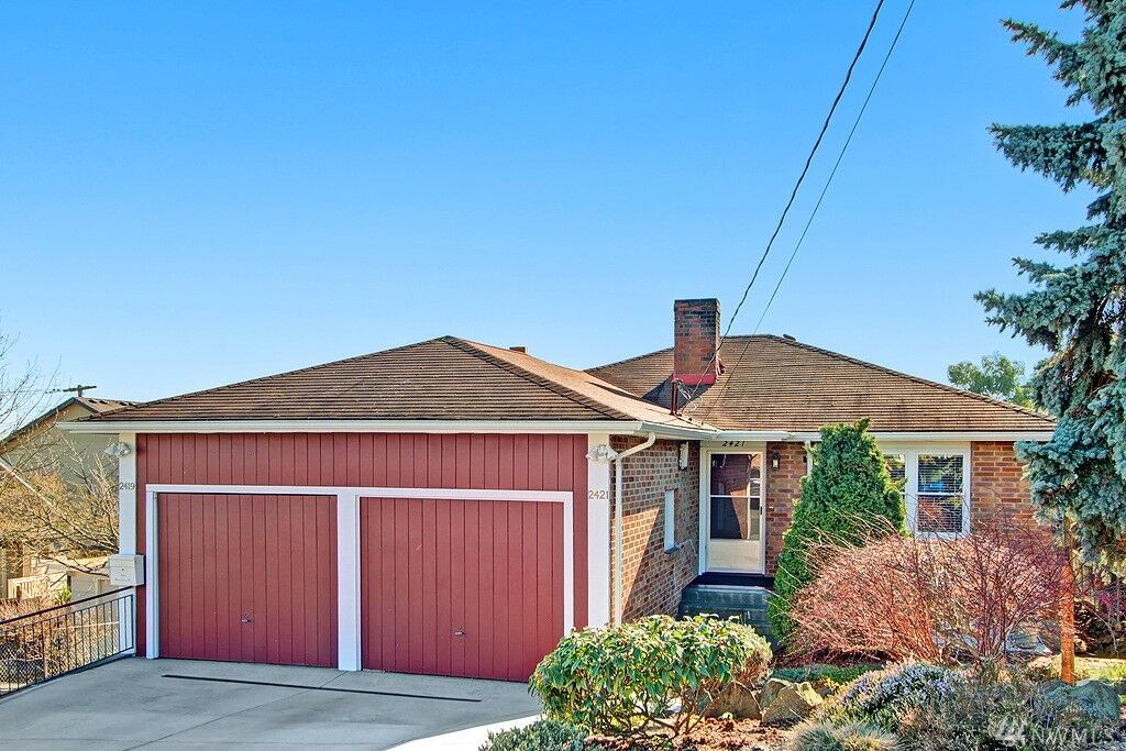Property Photo: 2419 W Lynn St WA 98199