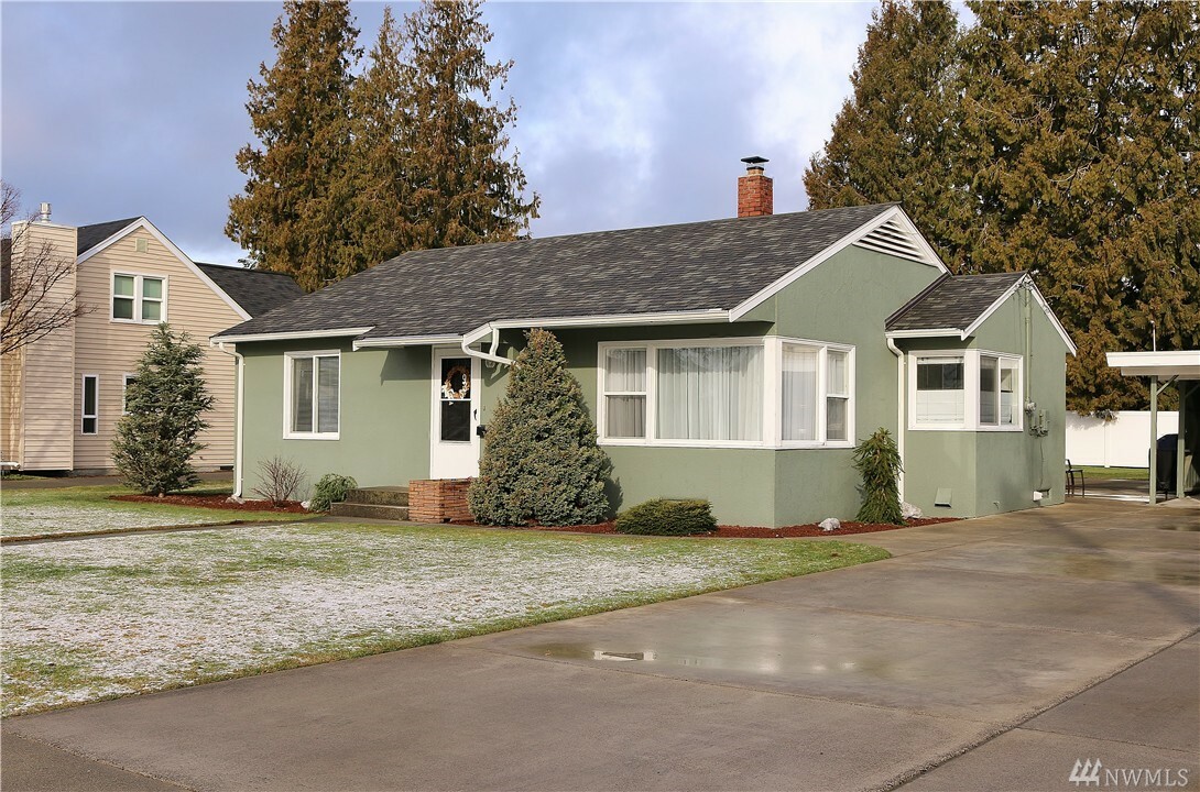 Property Photo: 935 E Grover St WA 98264