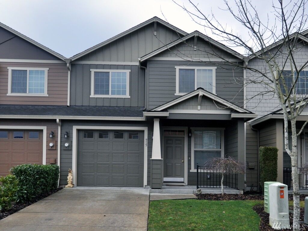 Property Photo:  915 SE 9th Cir  WA 98604 