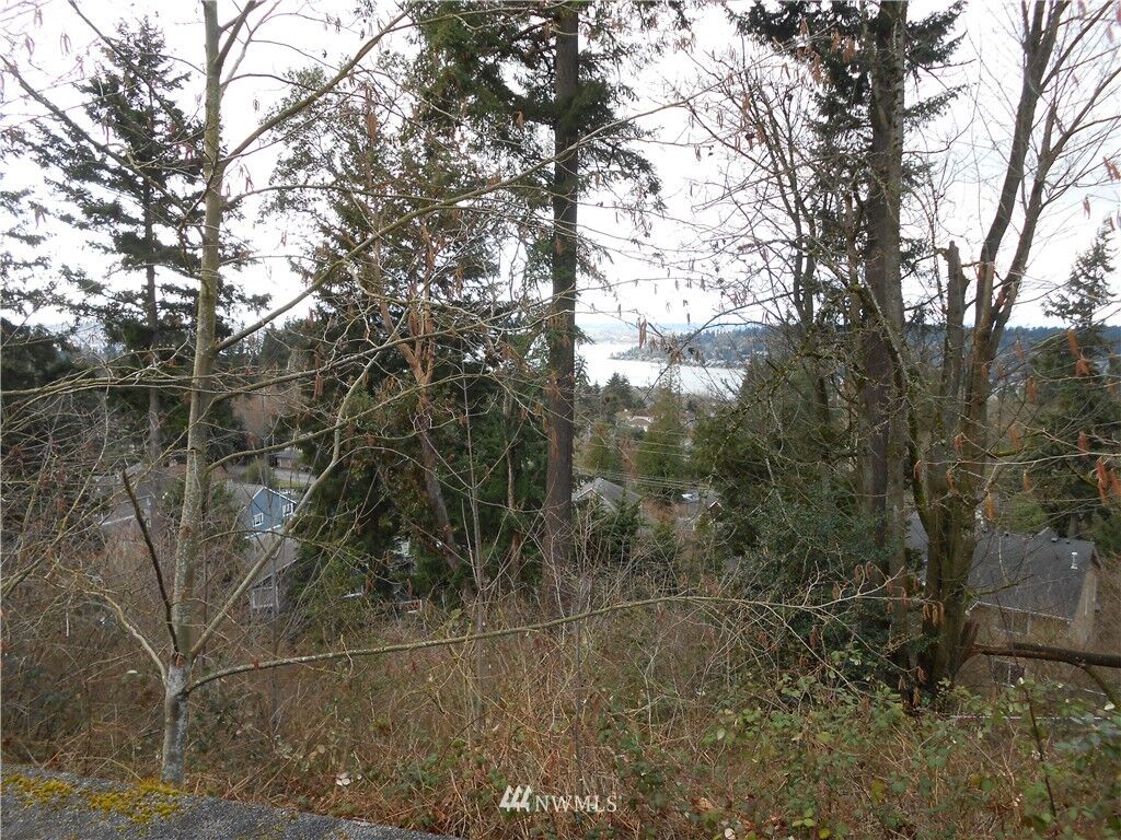 Property Photo:  7521 117th Place SE  WA 98056