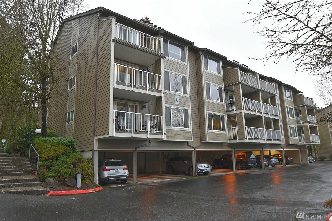 Property Photo:  208 Mt Park Blvd SW E-204  WA 98027 