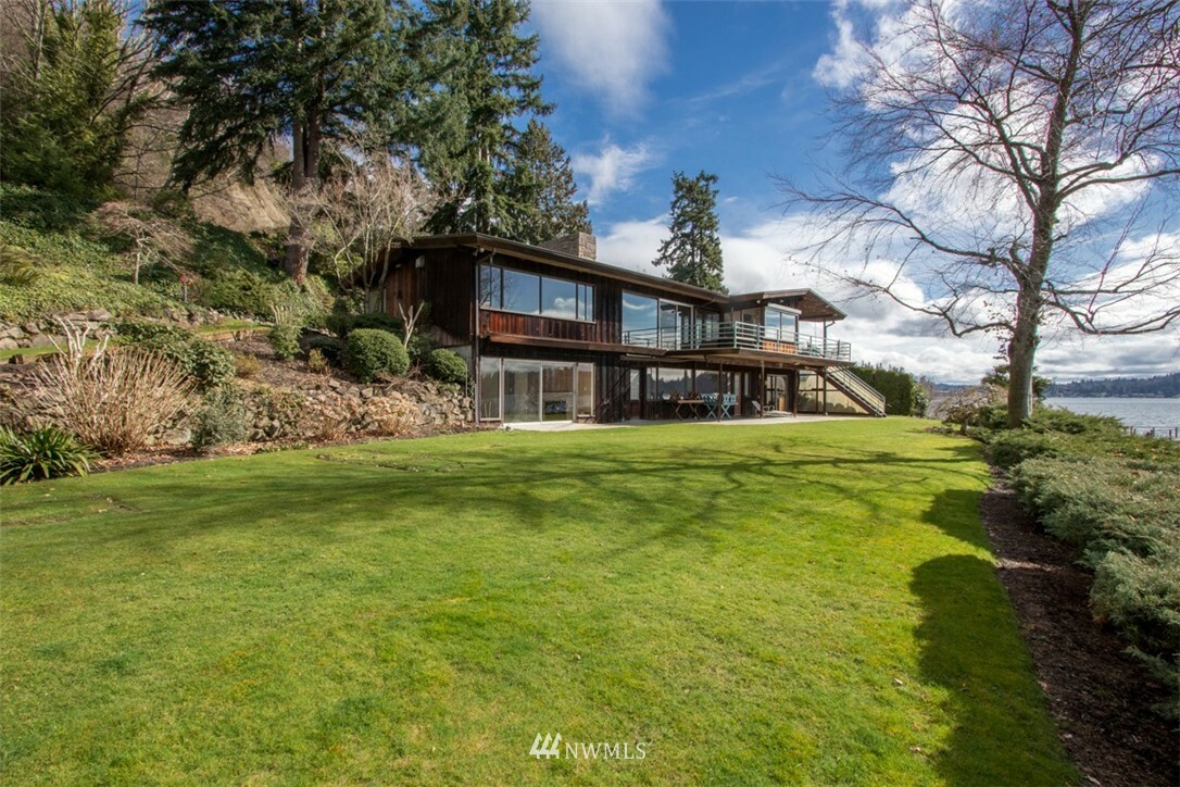 Property Photo:  817 Shoreland Drive SE  WA 98004 