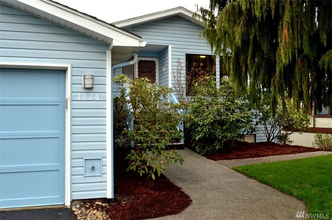 Property Photo:  1134 8th Ave S  WA 98020 