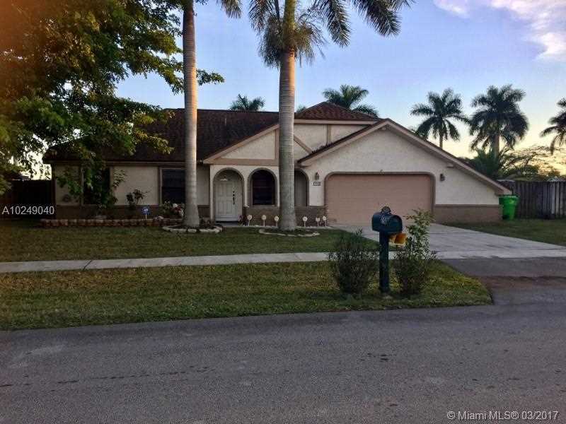 Property Photo:  750 S Wind Cir  FL 33326 