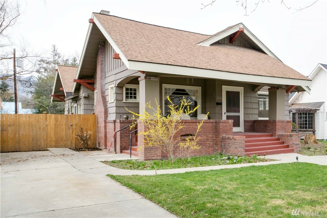 Property Photo:  120 S Franklin Ave  WA 98801 