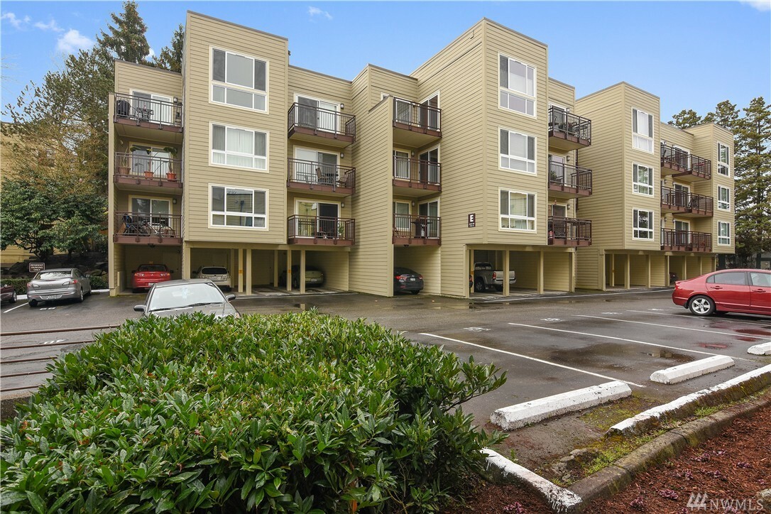 Property Photo: 5832 NE 75th St E-204 WA 98115
