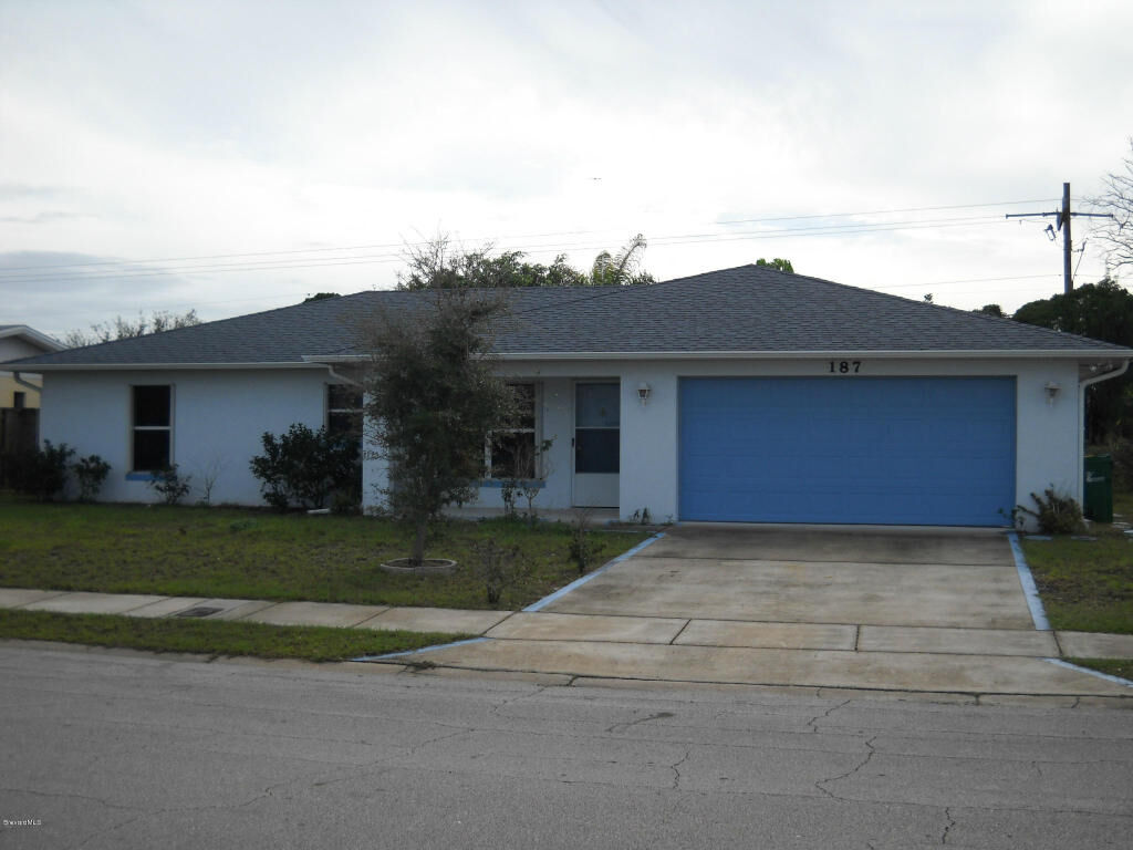 Property Photo:  187 Via De La Reina  FL 32953 