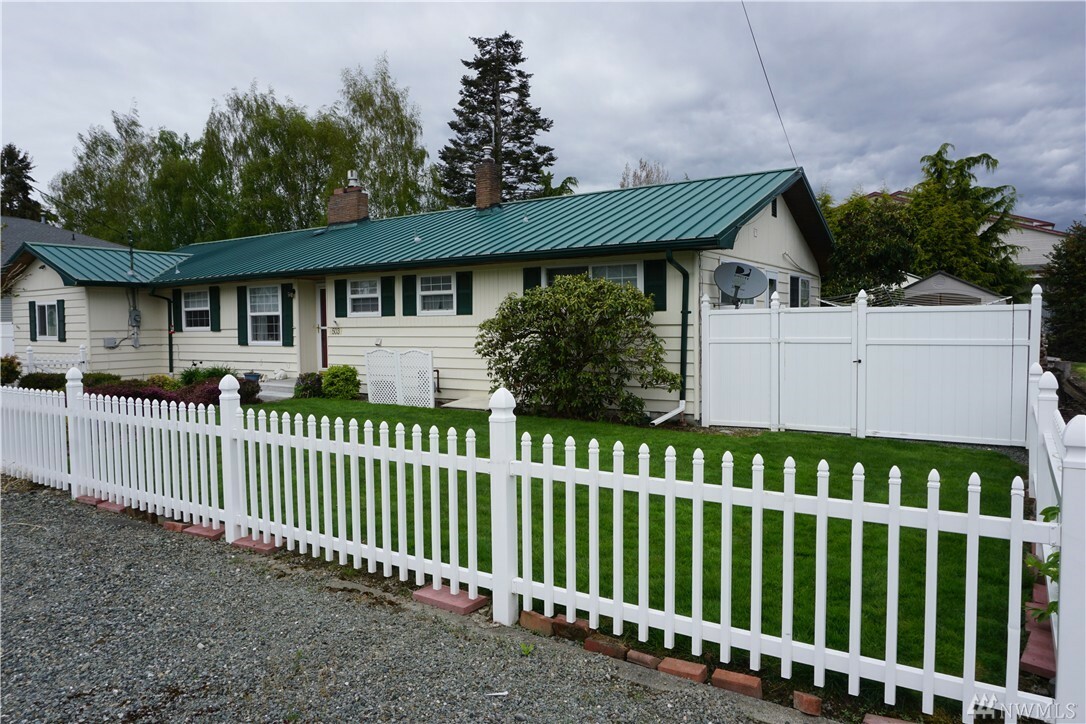 Property Photo:  503 Birch Lane  WA 98257 