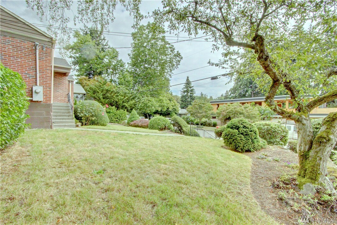 Property Photo:  5703 39th Ave NE  WA 98105 