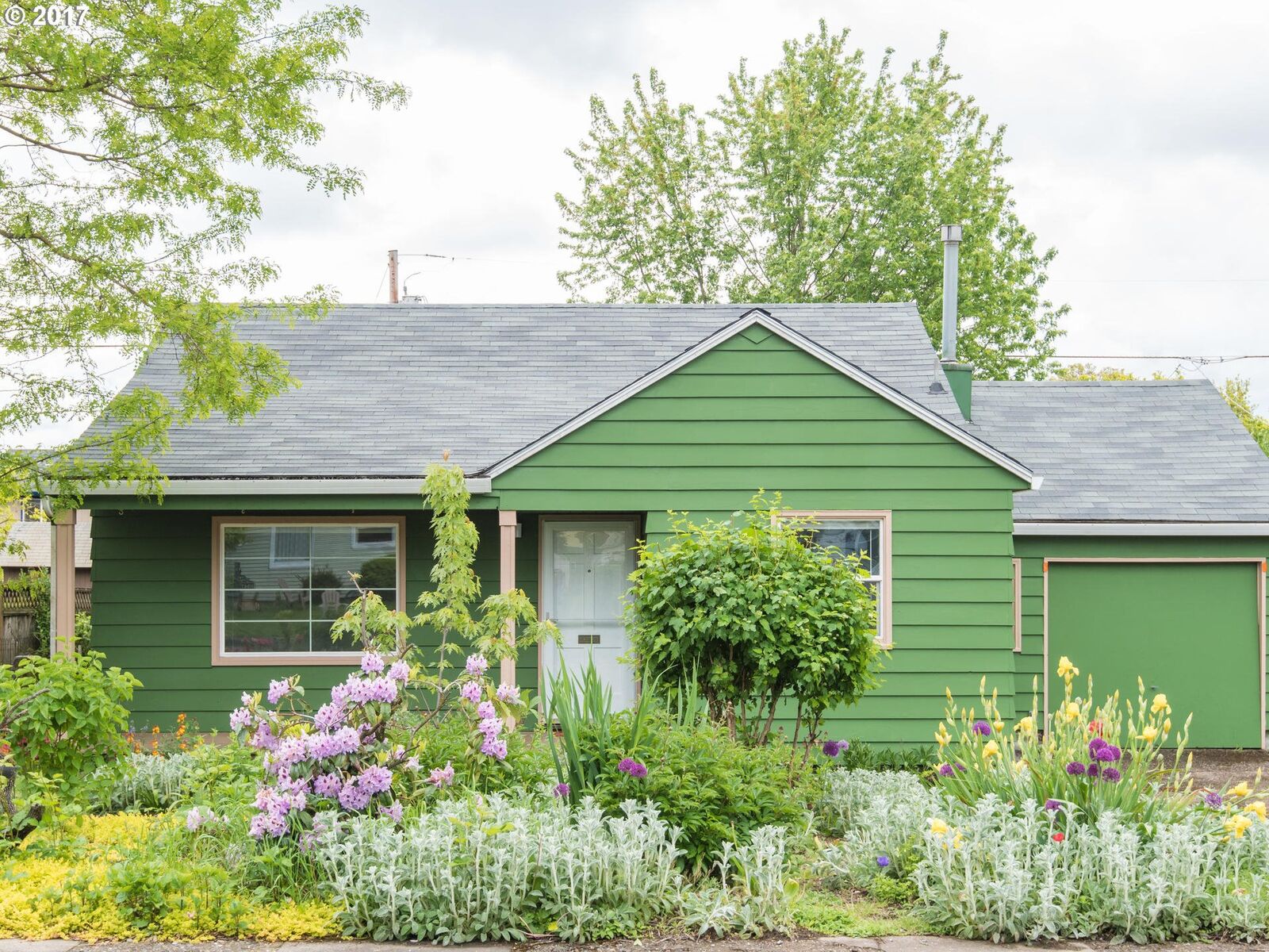 Property Photo:  9340 SE Morrison St  OR 97216 