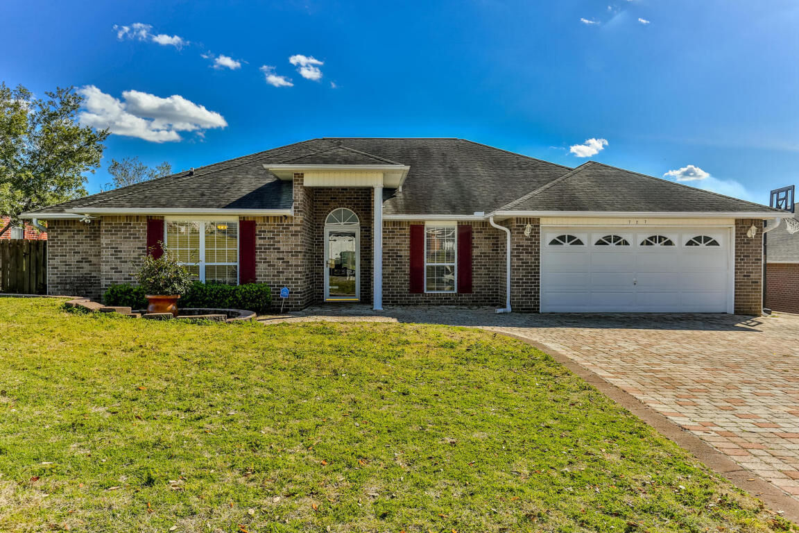 Property Photo: 727 Denise Drive FL 32536