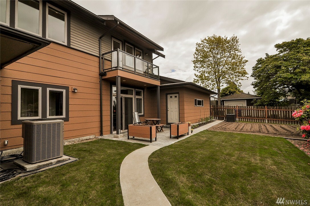 Property Photo:  4144 55th Ave SW  WA 98116 