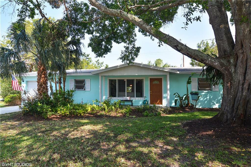 Property Photo:  803 SE Dolphin Drive  FL 34996 