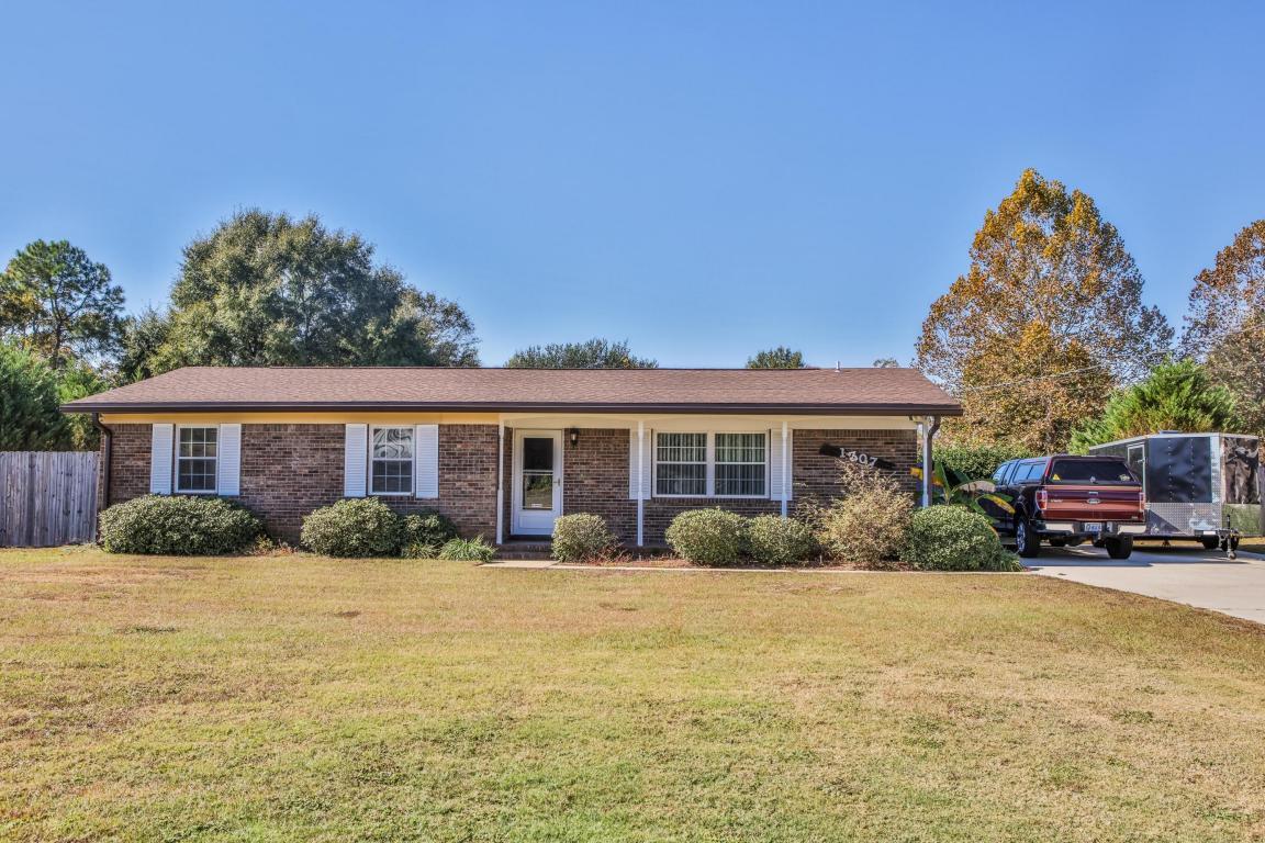 Property Photo: 1307 Valley Road FL 32539