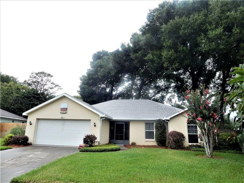 Property Photo: 6911 Oakcrest Way FL 33542