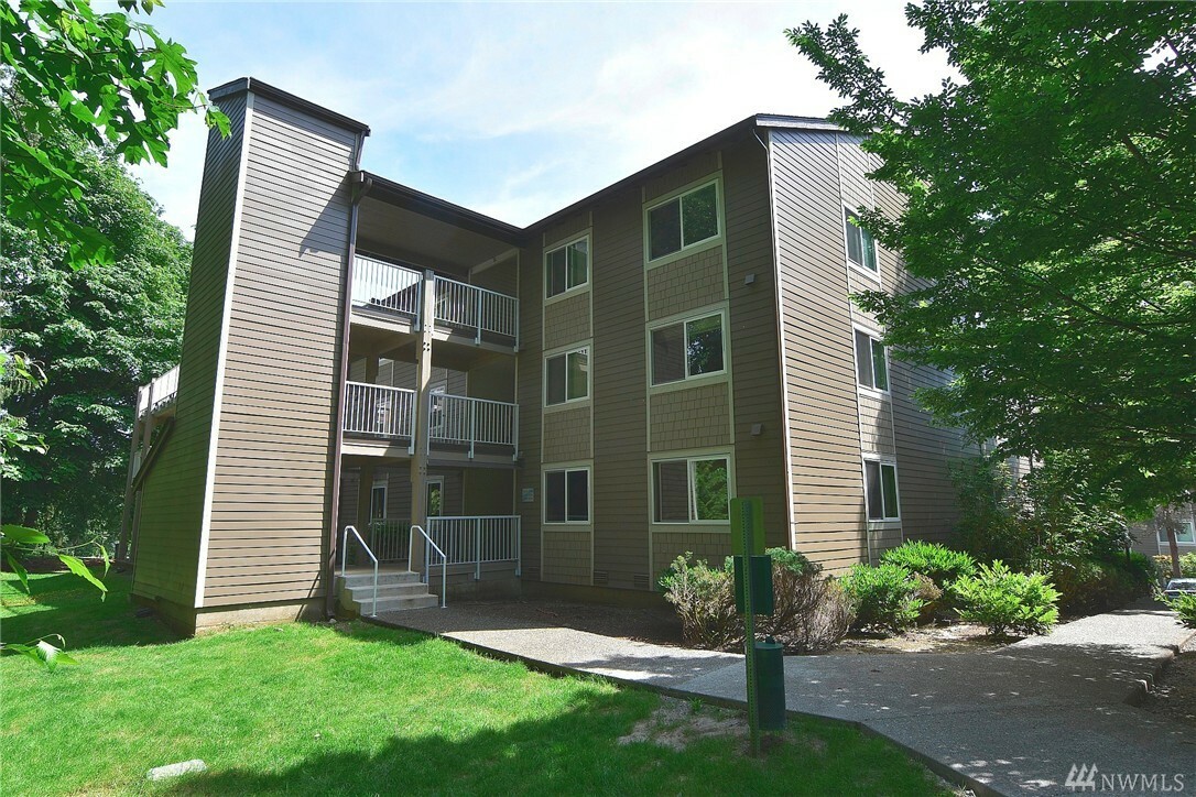 Property Photo:  208 Mt Park Blvd SW 304  WA 98027 