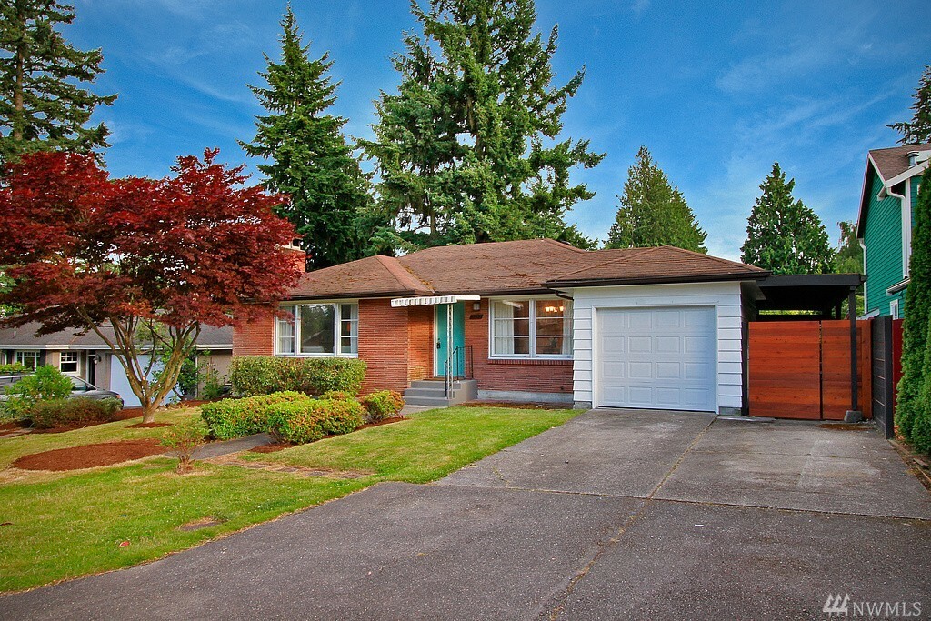 Property Photo:  3233 NE 90th St  WA 98115 