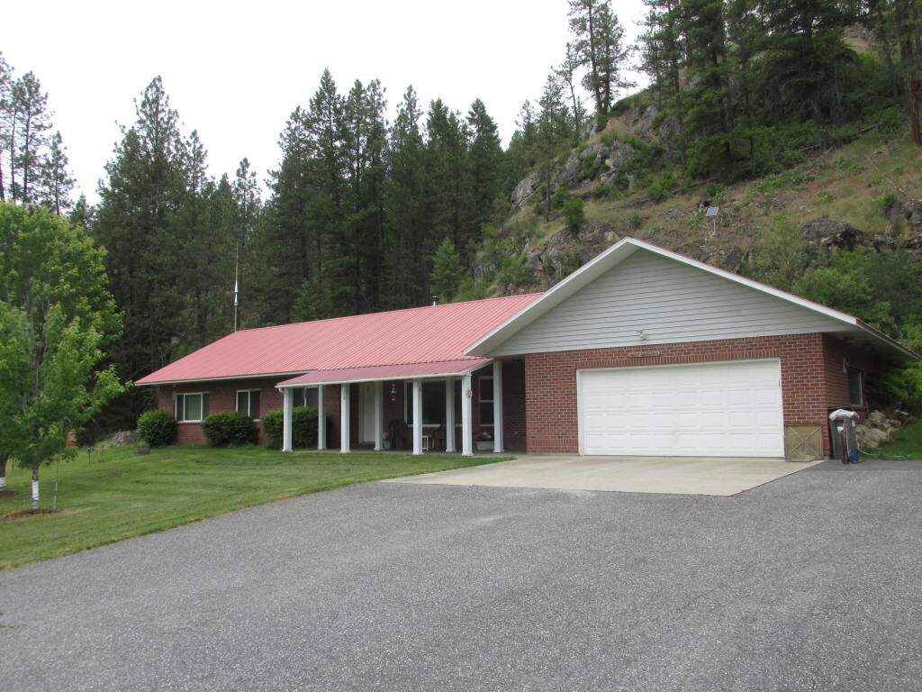Property Photo:  474 Mumau Rd  WA 99114 