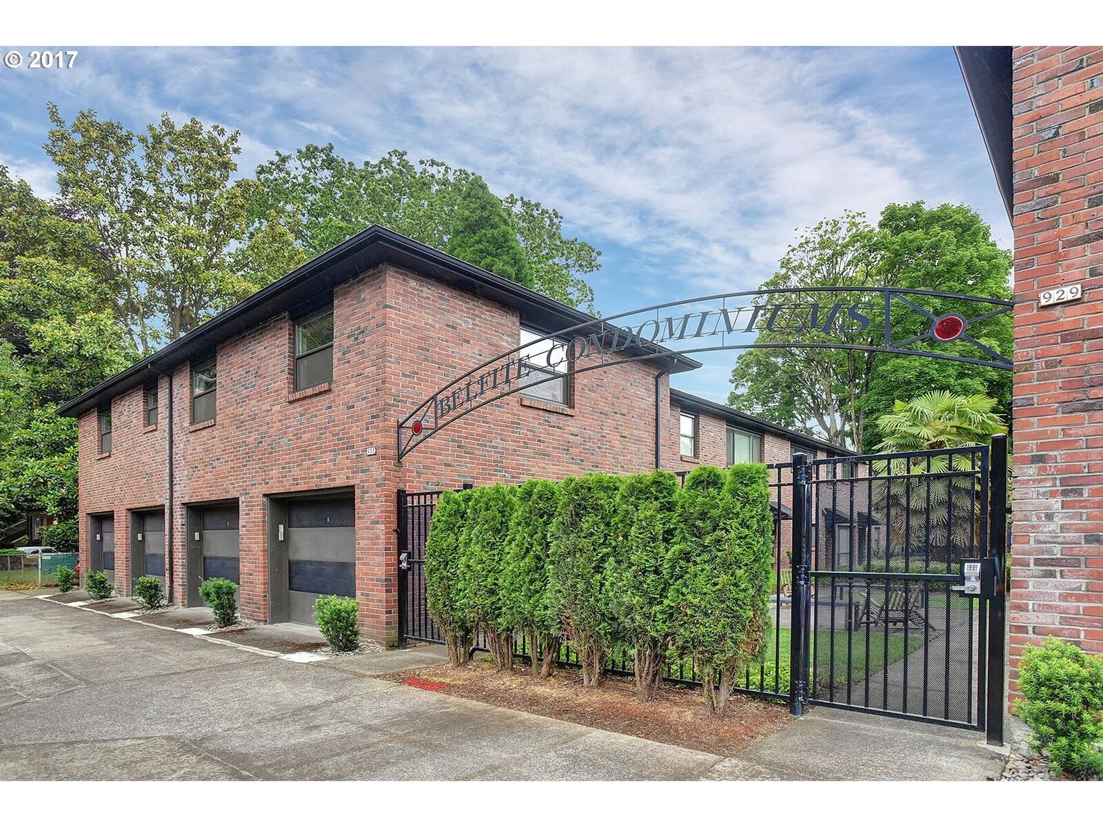 Property Photo:  935 SE 16th Ave 6  OR 97214 