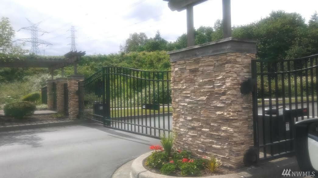 Property Photo: 715 Harrington Place SE 2141 WA 98058
