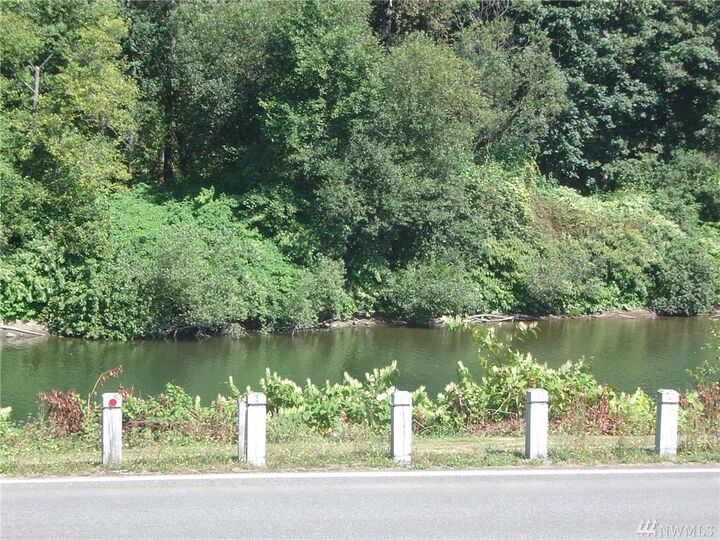 Property Photo: 8137 Park Ave SE WA 98065