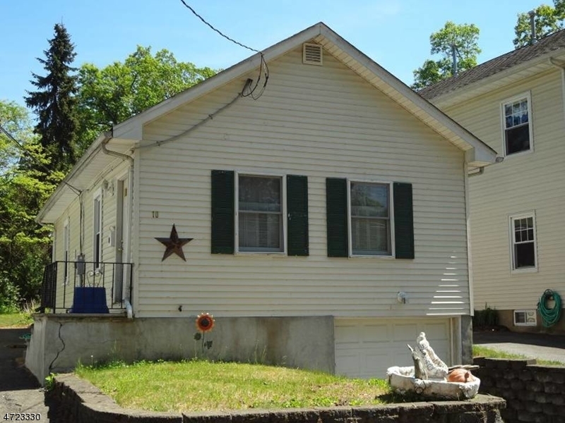 Property Photo:  10 Cherokee Dr  NJ 07834 