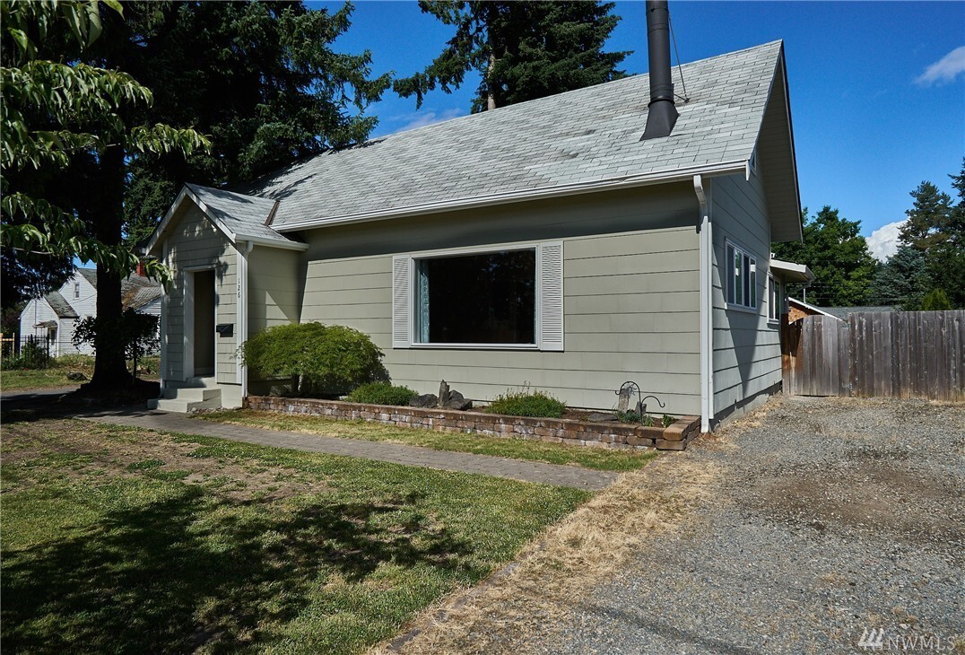 Property Photo: 126 N St NE WA 98002