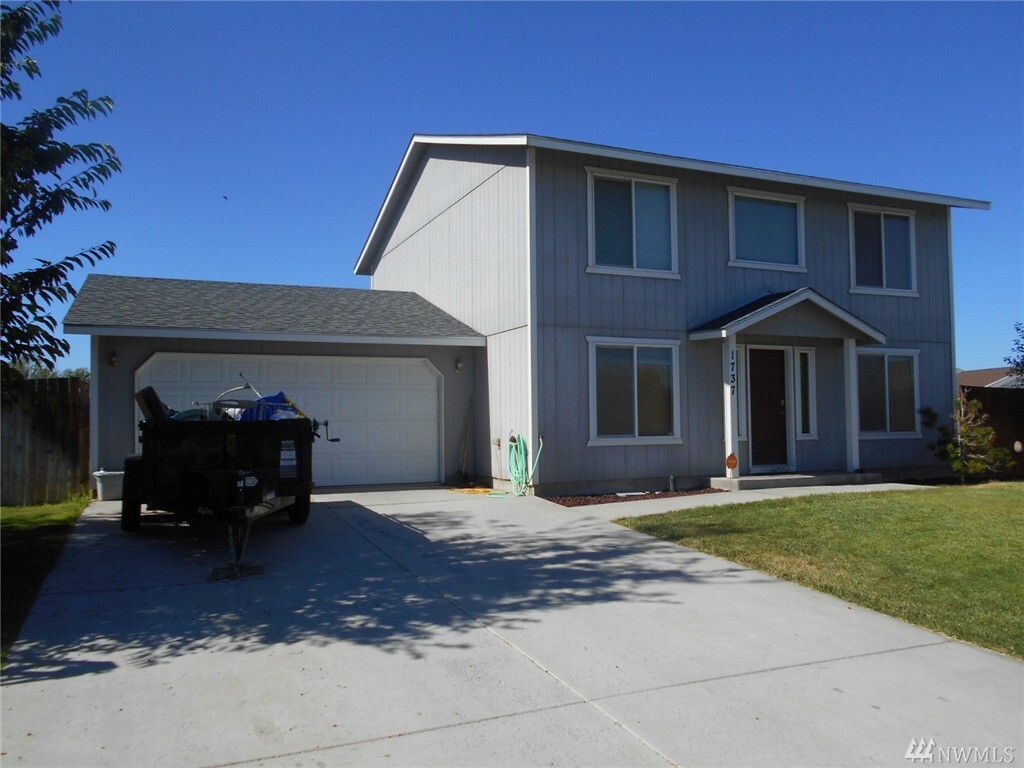 Property Photo:  1737 W Mockingbird St  WA 98837 