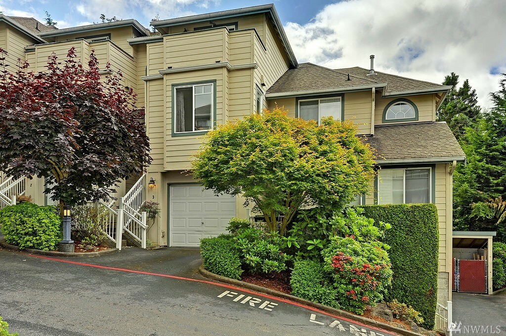 Property Photo:  821 Sunset Blvd NE B3  WA 98056 