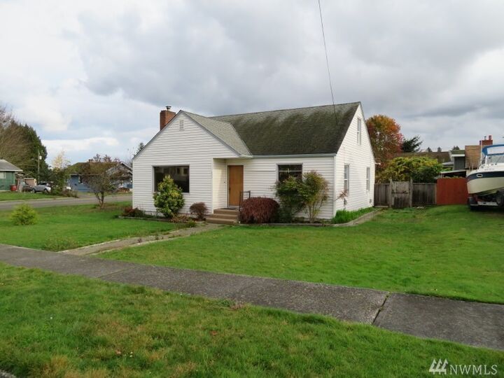 Property Photo:  405 S Pine St  WA 98362 