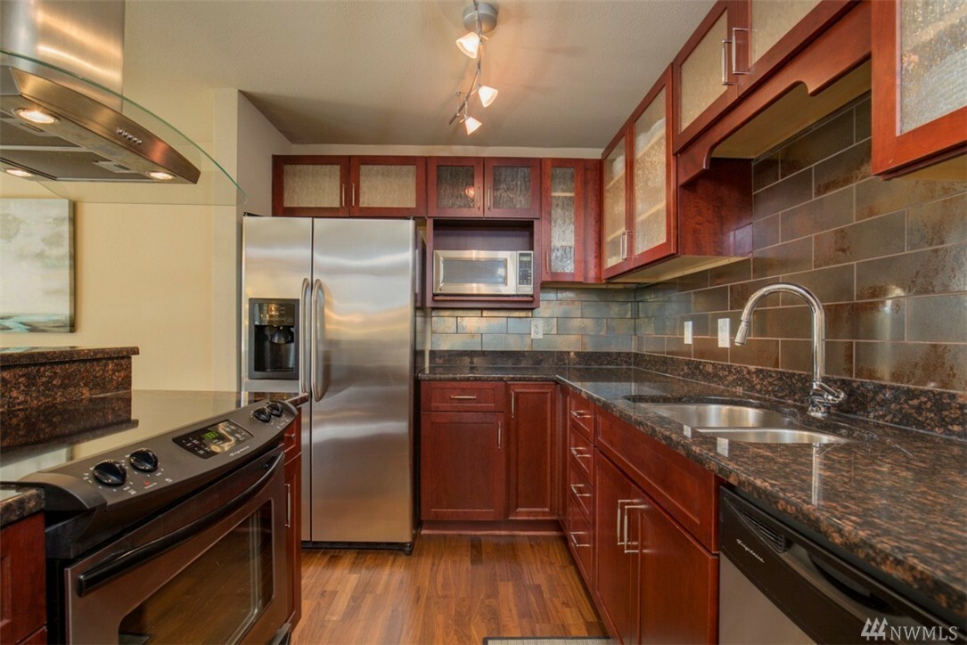 Property Photo: 11054 NE 33rd Place B4 WA 98004