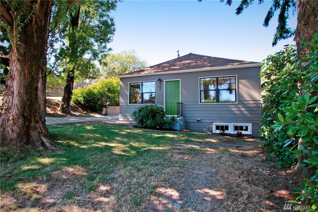 Property Photo: 902 N 101st St WA 98133