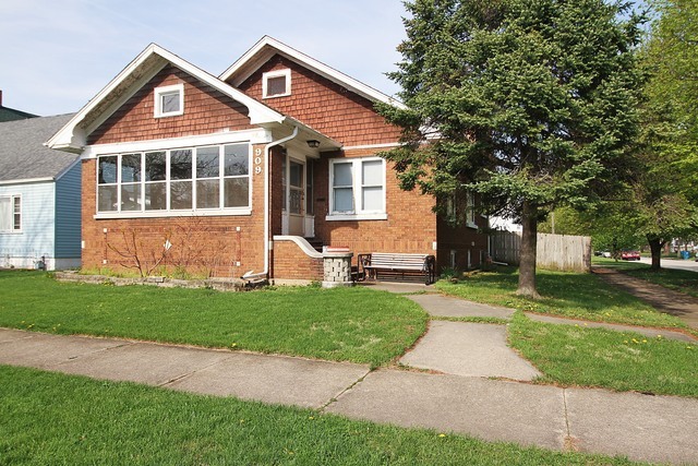 Property Photo:  909 3rd Avenue  IL 60901 