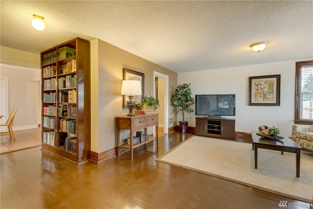 Property Photo:  1925 Summit Ave  WA 98201 