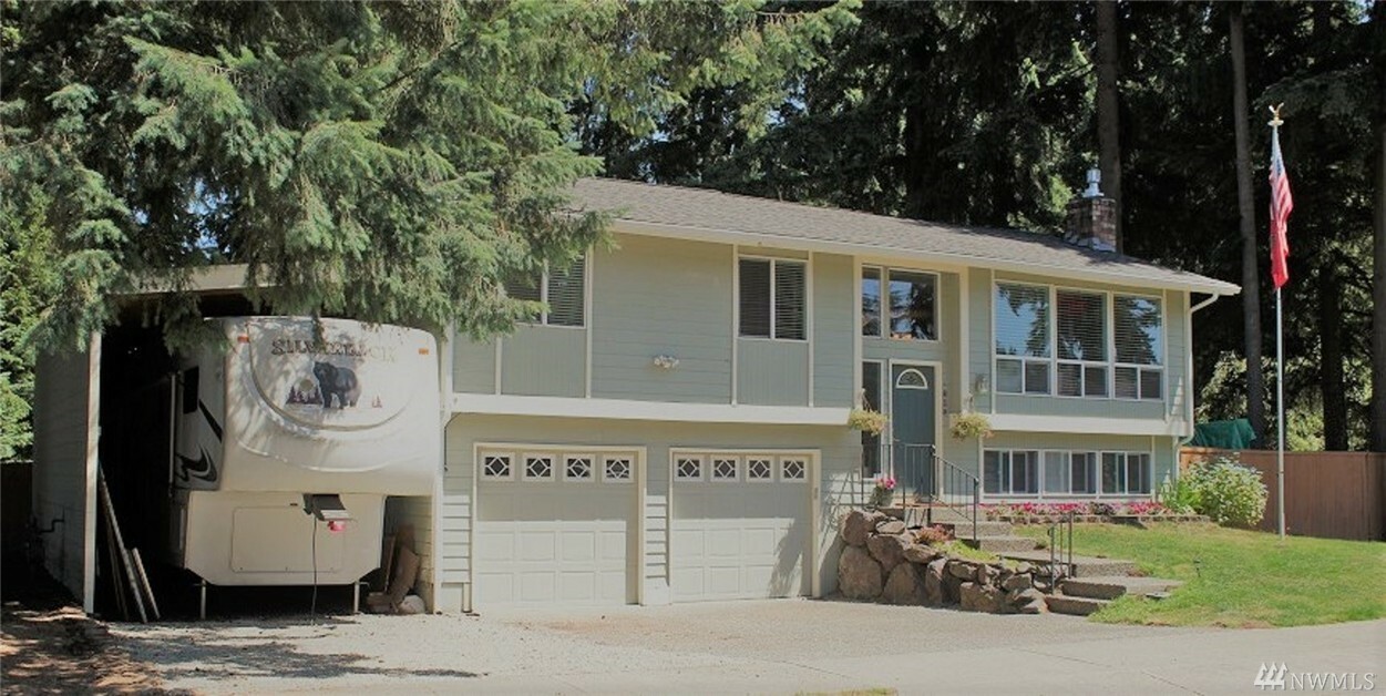 Property Photo:  100 Bremerton Place SE  WA 98059 