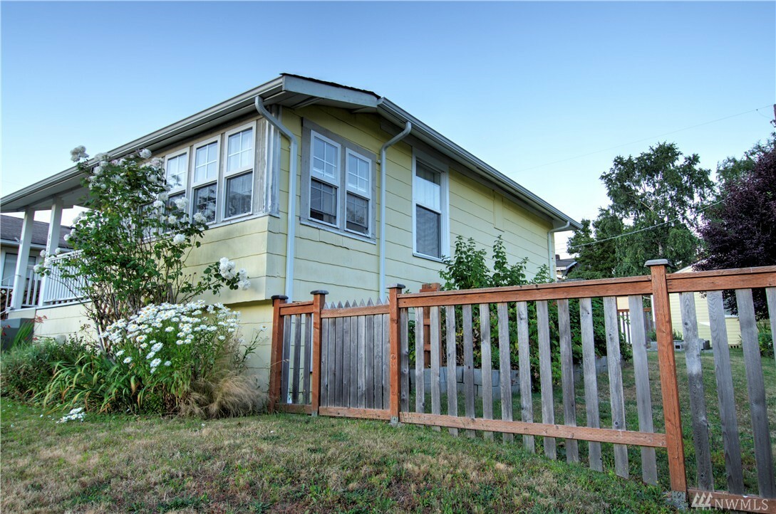 Property Photo:  6306 46th Ave SW  WA 98136 