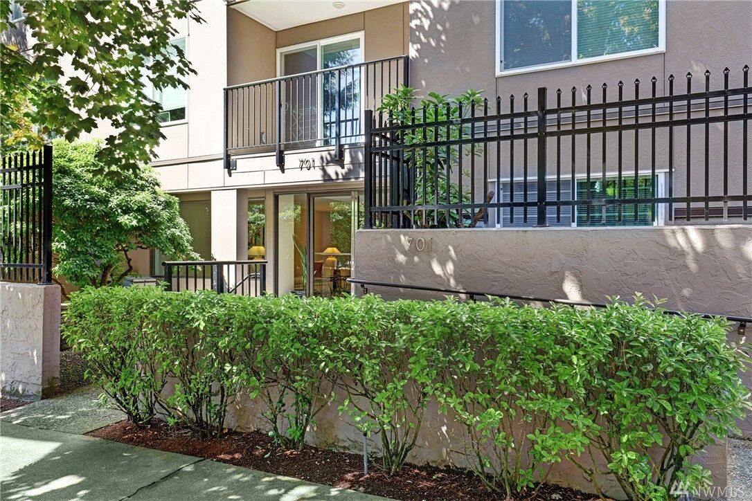 Property Photo:  701 17th Ave 206  WA 98122 