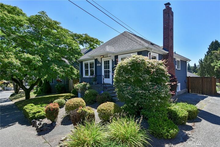 Property Photo:  1711 NE 80th St  WA 98115 