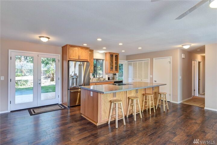 Property Photo:  2200 Woodridge Ave  WA 98273 