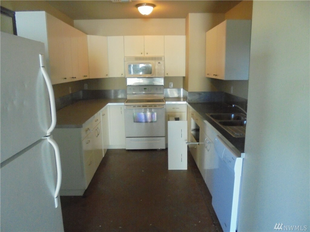 Property Photo:  409 E St NE 409  WA 98848 