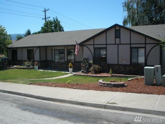 Property Photo:  1002 Fairview Place  WA 98802 