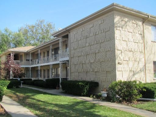 Property Photo:  725 Busse Highway 7  IL 60068