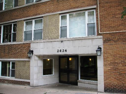 Property Photo: 2424 W Estes Avenue 2B IL 60645