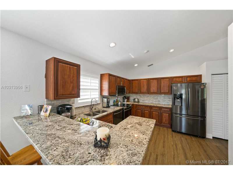 Property Photo:  460 Cameron Dr  FL 33326 