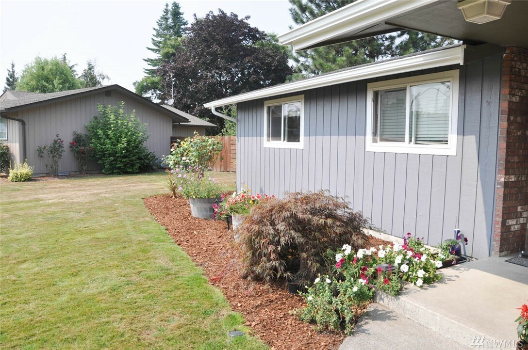 Property Photo:  205 E 2nd St  WA 98247 