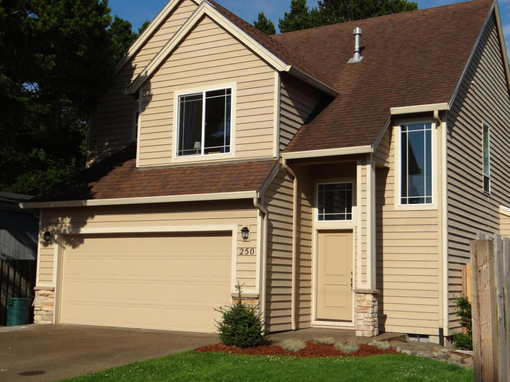 Property Photo: 250 Hazelton Place OR 97341