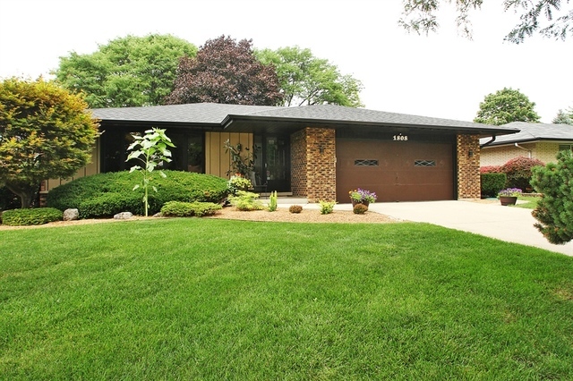 Property Photo:  1808 Aztec Lane  IL 60056 